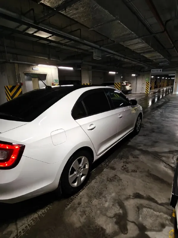 Цена. 670 000р skoda рапид 17 год 1.4 робот 125лс по паспорту. один хозяин пробег 152000 полностью родной окрас обслуживание у дилера птс оригинал сцепление обслужено коробка stage 1(160лс) новые в круг тормоза новая подвеска замена на евро два комплекта колес два комплекта ключей без дтп, я второй хозяин. полностью обслужена! 89281889629 📞 звоните: +7(928)1889629 - фотография - 3