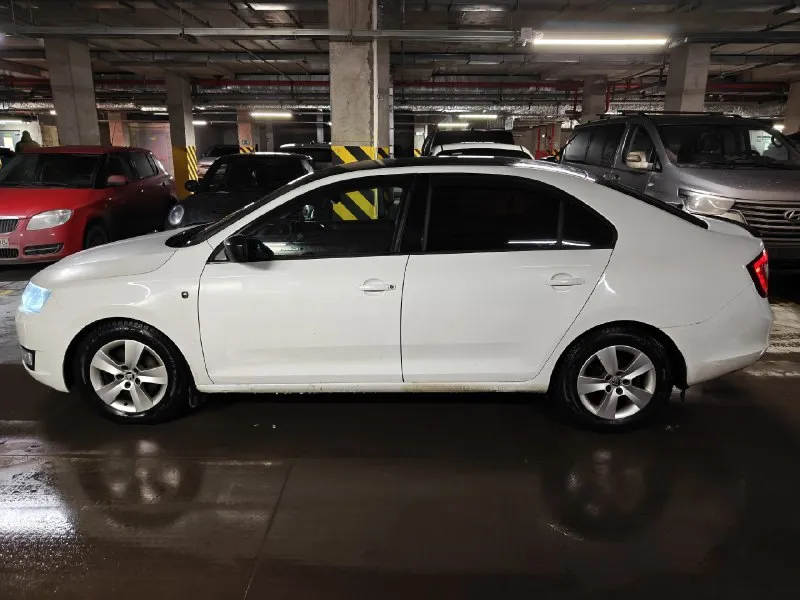 Цена. 670 000р skoda рапид 17 год 1.4 робот 125лс по паспорту. один хозяин пробег 152000 полностью родной окрас обслуживание у дилера птс оригинал сцепление обслужено коробка stage 1(160лс) новые в круг тормоза новая подвеска замена на евро два комплекта колес два комплекта ключей без дтп, я второй хозяин. полностью обслужена! 89281889629 📞 звоните: +7(928)1889629 - фотография - 4