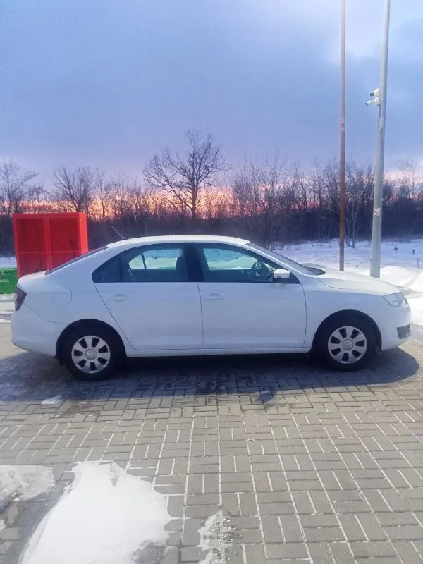 Продам skoda rapid 1.6, 90 подогрев лобового, переднее стеклоподъёмники 205.000 немотанный, не такси, то пройдено цена 990.000 плюс летняя резина на дисках (металл) донецк звоните +79790675602 +79494836080 - фотография - 3