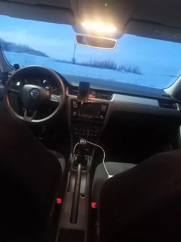 Продам skoda rapid 1.6, 90 подогрев лобового, переднее стеклоподъёмники 205.000 немотанный, не такси, то пройдено цена 990.000 плюс летняя резина на дисках (металл) донецк звоните +79790675602 +79494836080 - фотография - 6