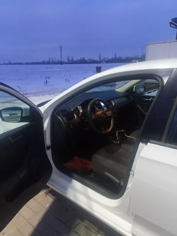 Продам skoda rapid 1.6, 90 подогрев лобового, переднее стеклоподъёмники 205.000 немотанный, не такси, то пройдено цена 990.000 плюс летняя резина на дисках (металл) донецк звоните +79790675602 +79494836080 - фотография - 7