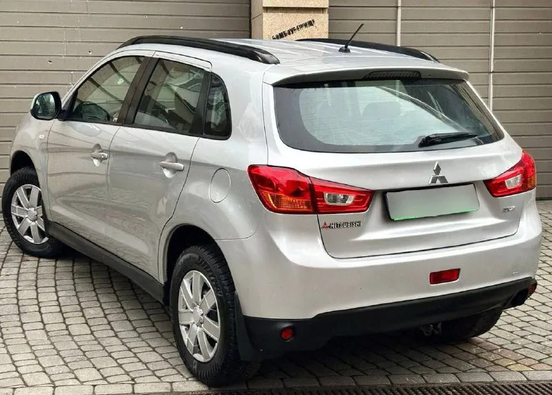 Продам mitsubishi asx рестайлинг год выпуска:2014 объём двигателя:1.6.v16 кпп механическая родной пробег:124.000 км один собственник автомобиль в родном окрасе! состояние кузова идеальное рыжиков, корозии и прочих нюансов нет все технические обслуживания проводились исключительно у официального дилера, с соблюдением всех сроков. авто в отличном состоянии как технически, так и визуально. заводское остекление. комплектация: бортовой компьютер, подогрев сидений,4 стеклоподъемника, кондиционер, электро зеркала, противотуманные фары, подогрев стекл, abs esp, aux bluetooth, полный комплект ключей и много чего прочего для комфортного вождения по документам любой вид оформления автотека кристально чистая, ✅ цена:1.120.000 г. донецк номер телефона: +7949-051-41-89 - фотография - 3