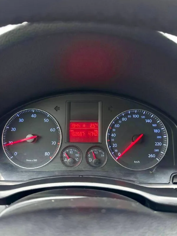 🇩🇪volkswagen jetta а5 💰цена: 700 000р 🏢город: мариуполь 📅год выпуска: 2005 🧾пробег: 162 697км. ⚙️двигатель: 1.6 ⛽топливо: бензин ⚙️кпп: механика 📞 телефон: +7-989-263-55-56 +7-949-551-91-52 +7-949-727-41-51 💾 описание: ✅ 3 владельца, птс оригинал ✅ оригинальный пробег ✅ заводская краска (пара косметических окрасов) ✅ автомобиль оснащен надежным двигателем 1.6 bse ✅ кузов и лакокрасочное покрытие без дефектов ✅ салон в отличном состоянии 🎁 два комплекта резины зима/лето. улица шевченко 269 - фотография - 10