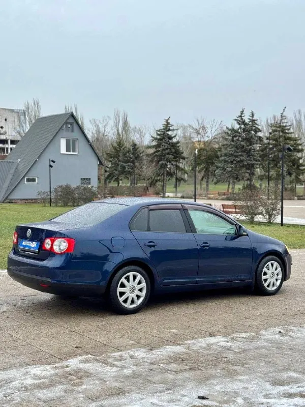 🇩🇪volkswagen jetta а5 💰цена: 700 000р 🏢город: мариуполь 📅год выпуска: 2005 🧾пробег: 162 697км. ⚙️двигатель: 1.6 ⛽топливо: бензин ⚙️кпп: механика 📞 телефон: +7-989-263-55-56 +7-949-551-91-52 +7-949-727-41-51 💾 описание: ✅ 3 владельца, птс оригинал ✅ оригинальный пробег ✅ заводская краска (пара косметических окрасов) ✅ автомобиль оснащен надежным двигателем 1.6 bse ✅ кузов и лакокрасочное покрытие без дефектов ✅ салон в отличном состоянии 🎁 два комплекта резины зима/лето. улица шевченко 269 - фотография - 6