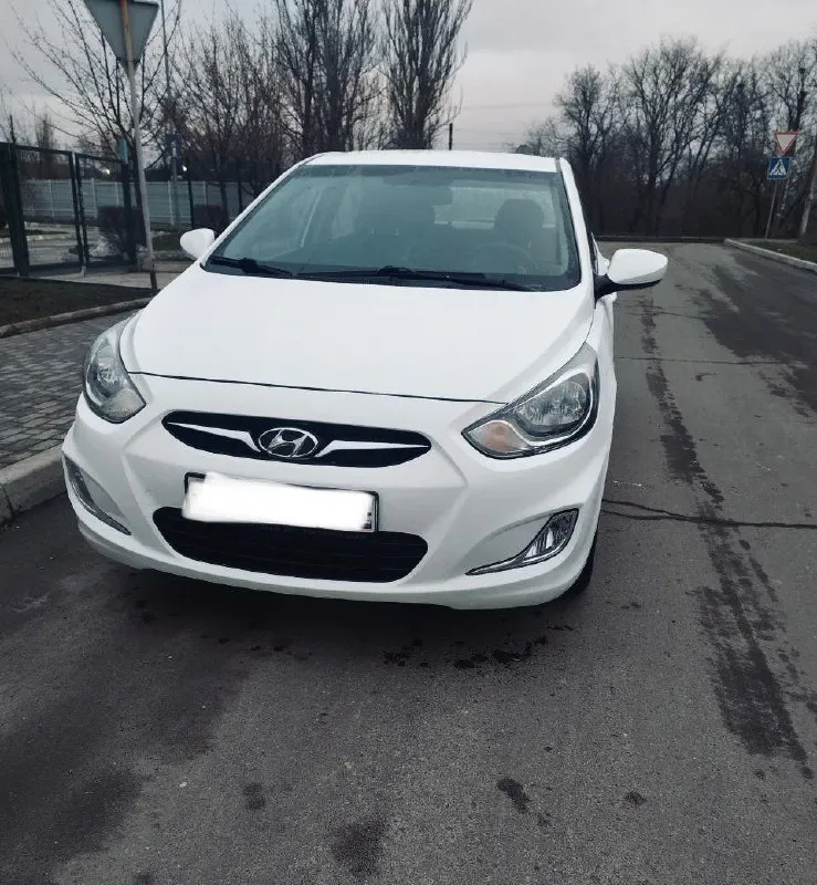 Продается hyundai solaris, 2013 год, 1,6 механика 1 хозяин, родной пробег 160.000 авто в идеальном состоянии, кондиционер, 4 стеклоподъёмника, обогрев сидений, обогрев лобового стекла (зоны дворников), обогрев зеркал, сигнализация, два ключа. +79495591529 цена 1 010 000 руб. торг. осмотр донецк - фотография - 1