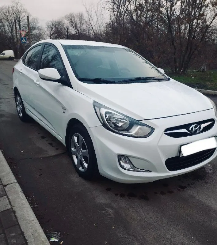 Продается hyundai solaris, 2013 год, 1,6 механика 1 хозяин, родной пробег 160.000 авто в идеальном состоянии, кондиционер, 4 стеклоподъёмника, обогрев сидений, обогрев лобового стекла (зоны дворников), обогрев зеркал, сигнализация, два ключа. +79495591529 цена 1 010 000 руб. торг. осмотр донецк - фотография - 2
