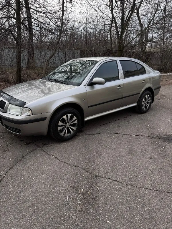 Продам skoda octavia tour 2008 1.6 автомобиль в отличном состоянии без дефектов (гнили, коррозии, ржавчин. ) двигатель работает отлично не дымит не троит коробка без нареканий ходовая часть вся перебрана без вложений днище пороги абсолютно целое без дыр и тд. по электрике работает все. комплектация:кондиционер, усилитель руля (гур), центральный замок, остекление все родные, птс оригинал, электрорегулируемые зеркала, обогрев зеркал, передние электростеклоподъёмники, регулировка рулевой колонки, регулировка сидений по высоте. очень вместительный багажник, подушки безопасности airbag. документы в порядке осмотр макеевка цена 575₽ +79493491565. 📞 звоните: +7(949)3491565 - фотография - 3