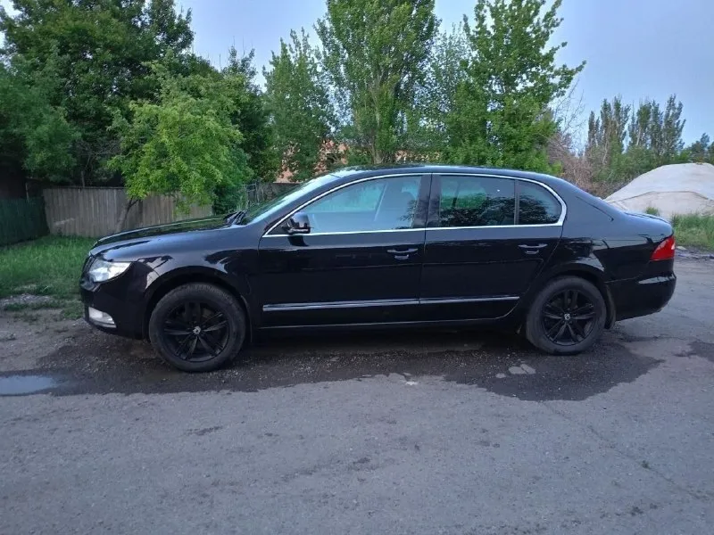 Skoda superb 2013 автомат aisin птс оригинал производство чехия комплектация парктроники по кругу. электро привод зеркал. датчик света датчик дождя. электро привод сиденья с памятью. комфортный семейный бизнес седан экономичный большой автомобиль с вместительным багажником. музыка balero с экраном разьем sd карты aux bluetooth 8 динамиков сидиченджер на 6 дисков. вложений не требует. по кузову и техника в идеальном состоянии. цена 1050.000 +79493139389 📞 звоните: +7(949)3139389 - фотография - 4