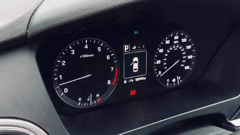 Продажа от собственника! продается пока в продаже интересующий меня автомобиль 🚀 hyundai sonata 2014 года выпуска. ✔ один хозяин по птс, все то по регламенту. чеки о проведенных работах на руках. ✔ двигатель и коробка передач работают безупречно, как часы. никаких проблем. ✔ лкп в хорошем состоянии, без скрытых повреждений и ржавчины. салон чистый, ухоженный, без потертостей и запахов. ✔ комплектация: кондиционер, обогрев боковых зеркал, мультимедиа с apple carplay/android auto, камера заднего вида, датчики давления шин. vin: 5npe24af7fh080404 · год выпуска: сентябрь 2014 года · пробег: 121 тыс миль · двигатель: 2.4 л (188 л. с.), бензин · кпп: автомат · привод: передний · цвет: серый хамелеон · цена: 1 550 000 руб. торг серьезным покупателям — осмотр на любом сто по вашему желанию. номер для связи +79493254376 ( телеграм, феникс) территориально г. донецк, днр - фотография - 7