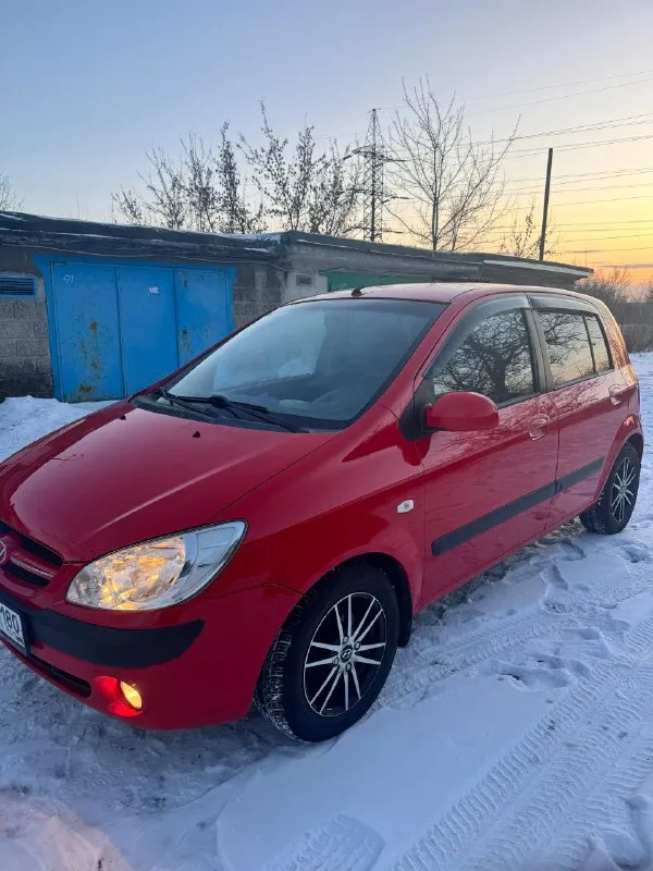 Продам hyundai getz 1.4 механика пробег 140тысяч родной 2006г рестайлинг в шикарном техническом состоянии! авто не требует никаких вложений, мотор и коробка работают как надо. кузов для своих лет хорошем состоянии, пороги и днище без коррозии. уже на зимней резине заменил: масло и фильтра в двс, кпп. ремни грм, гур, кондиционера, генератора, помпа. новый антифриз(промывали систему) вся подвеска обслужена. авто после замены не проехало еще 1000 км по комплектации подогревы сидений, регулировка зеркал, стеклоподъемники, кондиционер, андроид планшет (новый), противотуманки. состояние салона как новое! цена 490 т. р. торг у капота осмотр макеевка +79493359273 📞 звоните: +7(949)3359273 - фотография - 2