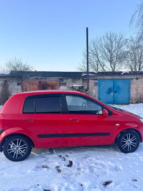 Продам hyundai getz 1.4 механика пробег 140тысяч родной 2006г рестайлинг в шикарном техническом состоянии! авто не требует никаких вложений, мотор и коробка работают как надо. кузов для своих лет хорошем состоянии, пороги и днище без коррозии. уже на зимней резине заменил: масло и фильтра в двс, кпп. ремни грм, гур, кондиционера, генератора, помпа. новый антифриз(промывали систему) вся подвеска обслужена. авто после замены не проехало еще 1000 км по комплектации подогревы сидений, регулировка зеркал, стеклоподъемники, кондиционер, андроид планшет (новый), противотуманки. состояние салона как новое! цена 490 т. р. торг у капота осмотр макеевка +79493359273 📞 звоните: +7(949)3359273 - фотография - 3