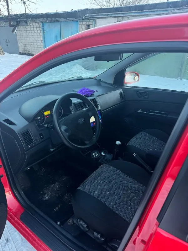 Продам hyundai getz 1.4 механика пробег 140тысяч родной 2006г рестайлинг в шикарном техническом состоянии! авто не требует никаких вложений, мотор и коробка работают как надо. кузов для своих лет хорошем состоянии, пороги и днище без коррозии. уже на зимней резине заменил: масло и фильтра в двс, кпп. ремни грм, гур, кондиционера, генератора, помпа. новый антифриз(промывали систему) вся подвеска обслужена. авто после замены не проехало еще 1000 км по комплектации подогревы сидений, регулировка зеркал, стеклоподъемники, кондиционер, андроид планшет (новый), противотуманки. состояние салона как новое! цена 490 т. р. торг у капота осмотр макеевка +79493359273 📞 звоните: +7(949)3359273 - фотография - 5