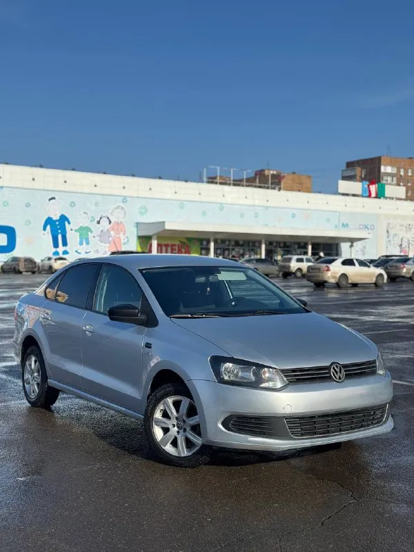 Продам volkswagen polo в комплектации sochi edition год выпуска-2013 объём двигателя-1.6( отличный, надежный мотор) коробка передач: 5-ти ступенчатая механика пробег 198.000 тыс км(оригинал) машина в достойном состоянии, за машиной следили ! оцинкованный кузов! комплектация : -полный обогрев лобового стекла ! -подогрев передний сидений -кондиционер -4 стеклоподъемника на пробеге 189.000 тыс км было большое то:❗️ -замена цепи( оригинал), замена помпы, замена сцепления, замена аккумулятора, замена передних сайлентблоков, замена подушек двигателя ❗️ на пробеге 197.300 поменял масла и фильтра ! поставил хорошое головное устройство rcd340(30 тыс)❗️и колонки (урал ак) сделана хорошая шумоизолиция всех дверей! птс оригинал ❗️ 2 ключа хорошая автотека не такси, не каршеринг переоформление без проблем, есть действующий техосмотр ❗️ могу поехать с вами в мрэо. цена -750.000 тыс руб(торг) дополнительные вопросы по телефону : +79495219479 - фотография - 3
