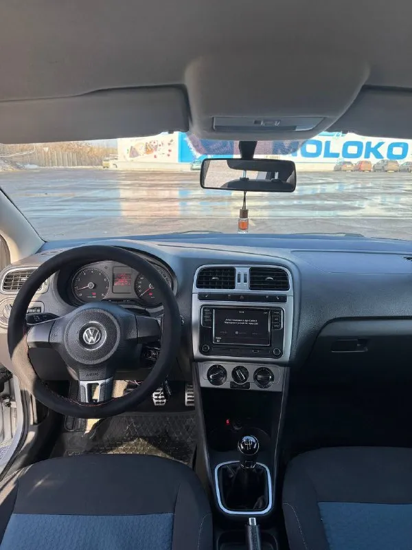 Продам volkswagen polo в комплектации sochi edition год выпуска-2013 объём двигателя-1.6( отличный, надежный мотор) коробка передач: 5-ти ступенчатая механика пробег 198.000 тыс км(оригинал) машина в достойном состоянии, за машиной следили ! оцинкованный кузов! комплектация : -полный обогрев лобового стекла ! -подогрев передний сидений -кондиционер -4 стеклоподъемника на пробеге 189.000 тыс км было большое то:❗️ -замена цепи( оригинал), замена помпы, замена сцепления, замена аккумулятора, замена передних сайлентблоков, замена подушек двигателя ❗️ на пробеге 197.300 поменял масла и фильтра ! поставил хорошое головное устройство rcd340(30 тыс)❗️и колонки (урал ак) сделана хорошая шумоизолиция всех дверей! птс оригинал ❗️ 2 ключа хорошая автотека не такси, не каршеринг переоформление без проблем, есть действующий техосмотр ❗️ могу поехать с вами в мрэо. цена -750.000 тыс руб(торг) дополнительные вопросы по телефону : +79495219479 - фотография - 4