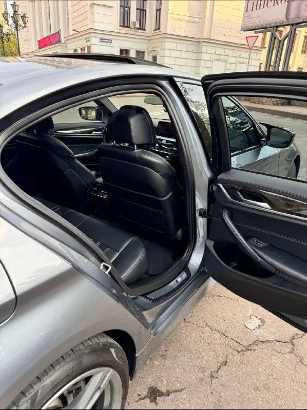 Bmw 540i g30 bmw g30 2018 года ‼️срочная продажа‼️ ‼️обмен не интересует‼️ 💰3,600,000р комплектация at executive✅ m performance с завода ✅ аудиосистема "bower & wilkins" (самый топ)✅ возможна продажа в кредит✅ 3 литра бензин ✅ лучший ⛽️ b58 мотор ✅ 98 тыс км пробега ✅ т. о полностью обслужена ✅ комфортные сидения ✅ активный свет ✅ люк, музыка ✅ под рулевые лепестки ✅ без ключевой доступ ✅ машина находится в г донецк +7 949 332 28 34 @l2_rus - фотография - 7
