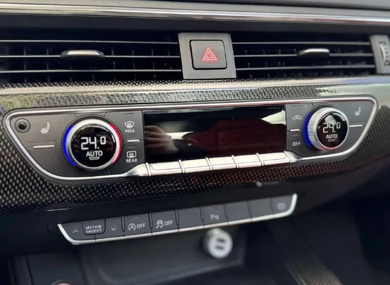 Продам audi s5 audi s5 ii (f5) sportback комплектация : -шестицилиндровый двигатель v6 3.0 354 л. с -полный привод quattrо - 8-ступенчатая автоматическая коробка передач ztf -спортивные сидения c массажем и функцией памяти - музыка bang & olufsen. - карбон в салоне, алькантара в дверях -система предотвращения столкновения с функцией экстренного автоматического торможения audi pre sens -адаптивный круиз-контроль/удержание в полосе - r19 с новой резиной -бесключевой доступ по обслуживанию: новая ходовая, полное то с заменой всех жидкостей 500 км назад. нет лишних стуков, шумов, скрипов вложений не требует контакты: +79494087644 tg: @coste_333 цена: 3.500.000 руб находится в донецке p. s. автомобиль находится в отличном техническом состоянии и полностью готов к эксплуатации. торг у капота. 📞 звоните: +7(949)4087644 - фотография - 7