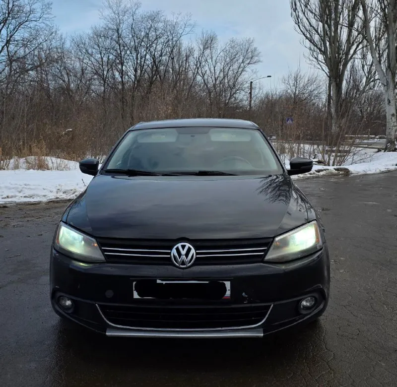 Продам volkswagen jetta, 2011. с цепным и очень надёжным 2.5 двс в связке с айсин. новых красивых дисках. дополнительно установлена андроид магнитола. также сделан приятный выхлоп. ходовая без стуков и посторонних звуков. работает тихо и мягко. переключает без пинков. цена 900т. р. г. донецк +79494064924 📞 звоните: +7(949)4064924 - фотография - 1