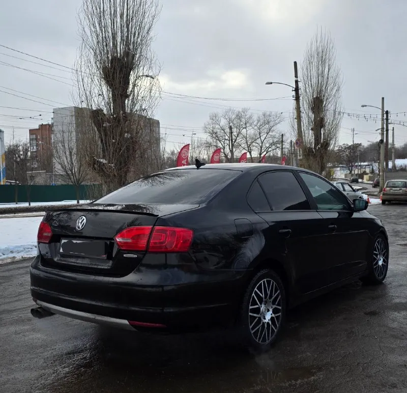 Продам volkswagen jetta, 2011. с цепным и очень надёжным 2.5 двс в связке с айсин. новых красивых дисках. дополнительно установлена андроид магнитола. также сделан приятный выхлоп. ходовая без стуков и посторонних звуков. работает тихо и мягко. переключает без пинков. цена 900т. р. г. донецк +79494064924 📞 звоните: +7(949)4064924 - фотография - 2