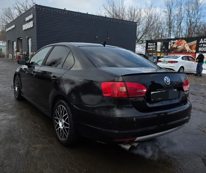 Продам volkswagen jetta, 2011. с цепным и очень надёжным 2.5 двс в связке с айсин. новых красивых дисках. дополнительно установлена андроид магнитола. также сделан приятный выхлоп. ходовая без стуков и посторонних звуков. работает тихо и мягко. переключает без пинков. цена 900т. р. г. донецк +79494064924 📞 звоните: +7(949)4064924 - фотография - 3