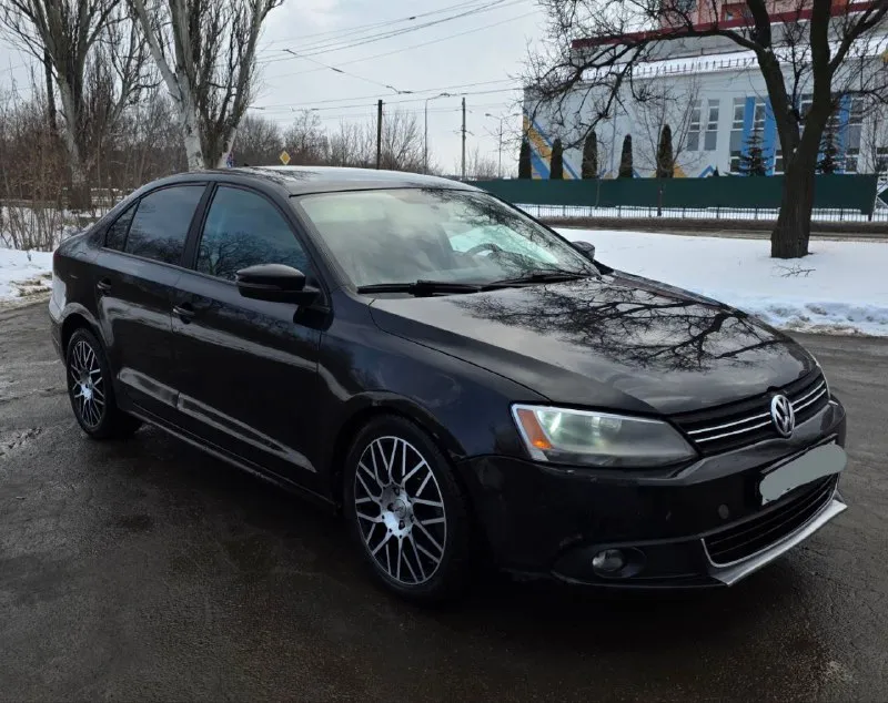 Продам volkswagen jetta, 2011. с цепным и очень надёжным 2.5 двс в связке с айсин. новых красивых дисках. дополнительно установлена андроид магнитола. также сделан приятный выхлоп. ходовая без стуков и посторонних звуков. работает тихо и мягко. переключает без пинков. цена 900т. р. г. донецк +79494064924 📞 звоните: +7(949)4064924 - фотография - 4