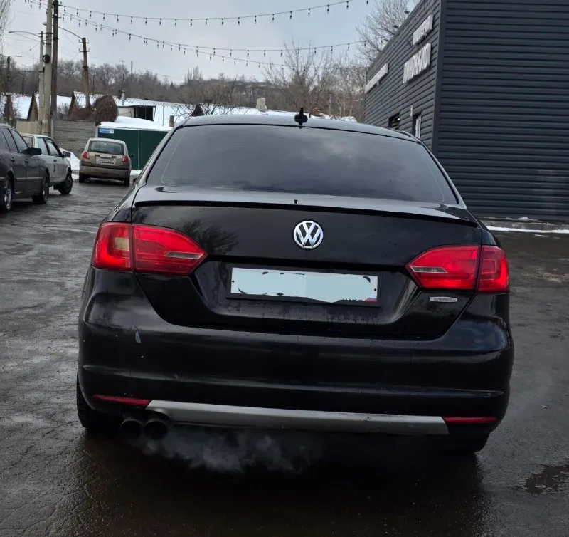 Продам volkswagen jetta, 2011. с цепным и очень надёжным 2.5 двс в связке с айсин. новых красивых дисках. дополнительно установлена андроид магнитола. также сделан приятный выхлоп. ходовая без стуков и посторонних звуков. работает тихо и мягко. переключает без пинков. цена 900т. р. г. донецк +79494064924 📞 звоните: +7(949)4064924 - фотография - 5