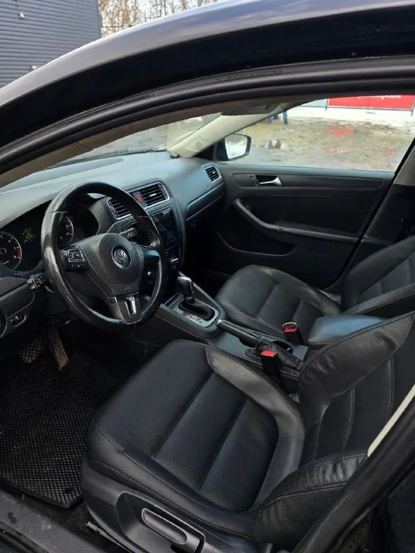 Продам volkswagen jetta, 2011. с цепным и очень надёжным 2.5 двс в связке с айсин. новых красивых дисках. дополнительно установлена андроид магнитола. также сделан приятный выхлоп. ходовая без стуков и посторонних звуков. работает тихо и мягко. переключает без пинков. цена 900т. р. г. донецк +79494064924 📞 звоните: +7(949)4064924 - фотография - 7