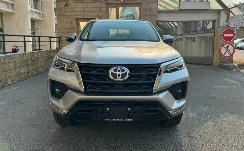 Toyota fortuner 7мест 2022 год европеец с русским дилерский новый, без пробега 2.7 бензин автомат (166 л. с.) полный привод диски r18 тканевый салон обогрев сидений и руля обогрев лобового блокировки кондиционер задний климат отдельный большая мультимедиа с car play диодная оптика камера заднего вида подогревы сидений 7 мест! ✅цена авто 5.350.000₽ возможно: 🔴ндс сверху 🔴лизинг 🔴безналичный расчет тел. +7 959 168 17 95 📞 звоните: +7(959)1681795 - фотография - 2