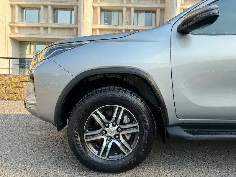 Toyota fortuner 7мест 2022 год европеец с русским дилерский новый, без пробега 2.7 бензин автомат (166 л. с.) полный привод диски r18 тканевый салон обогрев сидений и руля обогрев лобового блокировки кондиционер задний климат отдельный большая мультимедиа с car play диодная оптика камера заднего вида подогревы сидений 7 мест! ✅цена авто 5.350.000₽ возможно: 🔴ндс сверху 🔴лизинг 🔴безналичный расчет тел. +7 959 168 17 95 📞 звоните: +7(959)1681795 - фотография - 5