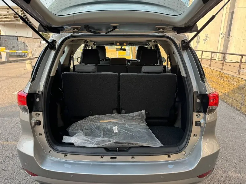 Toyota fortuner 7мест 2022 год европеец с русским дилерский новый, без пробега 2.7 бензин автомат (166 л. с.) полный привод диски r18 тканевый салон обогрев сидений и руля обогрев лобового блокировки кондиционер задний климат отдельный большая мультимедиа с car play диодная оптика камера заднего вида подогревы сидений 7 мест! ✅цена авто 5.350.000₽ возможно: 🔴ндс сверху 🔴лизинг 🔴безналичный расчет тел. +7 959 168 17 95 📞 звоните: +7(959)1681795 - фотография - 6