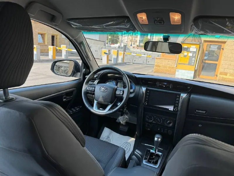 Toyota fortuner 7мест 2022 год европеец с русским дилерский новый, без пробега 2.7 бензин автомат (166 л. с.) полный привод диски r18 тканевый салон обогрев сидений и руля обогрев лобового блокировки кондиционер задний климат отдельный большая мультимедиа с car play диодная оптика камера заднего вида подогревы сидений 7 мест! ✅цена авто 5.350.000₽ возможно: 🔴ндс сверху 🔴лизинг 🔴безналичный расчет тел. +7 959 168 17 95 📞 звоните: +7(959)1681795 - фотография - 7