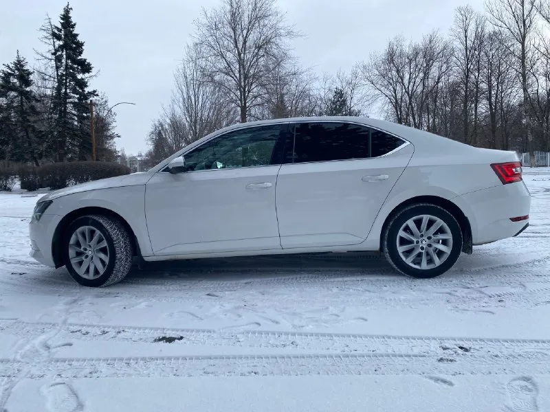 Продам skoda super b 2019 года выпуска, 1.4 двигатель, пробега, коробка 7- ми ступенчатая dsg, все уязвимые места в бронепленке, не битая, без подкраса, в идеальнейшем состоянии, салон кожаный, адаптивный свет, адаптивный круиз- контроль, жк экран, датчик света, датчик дождя, багажник с автоматическим открыванием и закрыванием. тел+79495123134 📞 звоните: +7(949)5123134 - фотография - 4