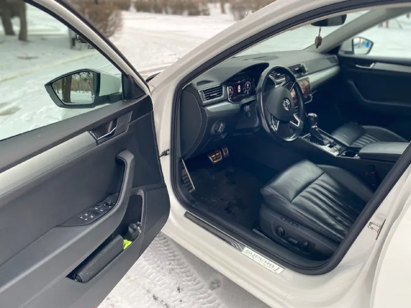 Продам skoda super b 2019 года выпуска, 1.4 двигатель, пробега, коробка 7- ми ступенчатая dsg, все уязвимые места в бронепленке, не битая, без подкраса, в идеальнейшем состоянии, салон кожаный, адаптивный свет, адаптивный круиз- контроль, жк экран, датчик света, датчик дождя, багажник с автоматическим открыванием и закрыванием. тел+79495123134 📞 звоните: +7(949)5123134 - фотография - 5