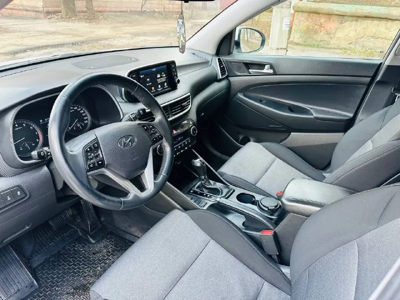 🚗продам hyundai tucson🚗 конец 2019г - 2.0 бензин -пробег 135 800км -полный привод 4х4 -коробка автомат работает идеально!! -двигатель без посторонних звуков! -подогрев сидений перед зад -подогрев руля -климат контроль двухзонный -круиз контроль -адаптивный поворотный свет -сигнализация с автозапуском -стекла все родные -мульте медиа -мульте руль -камера заднего вида -авто без вложений‼️ -птс оригинал переоформление без проблем ❗️цена:1.999.000₽❗️ ☎️все вопросы по телефону:+79590354967 📞 звоните: +7(959)0354967 - фотография - 9
