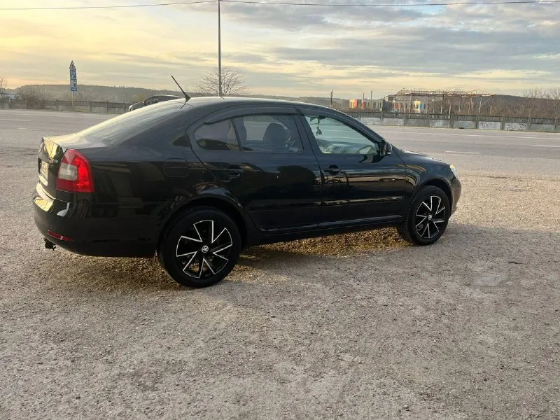 Skoda octavia год:2011 пробег: 250000 г. донецк +79790263716( звонки ) +79494378767( telegram, whatsapp ) цена: 795000₽ предлагаю вашему вниманию надежный и комфортабельный автомобиль skoda октавия 2011 года выпуска. в комплектацию автомобиля входит все, что необходимо для комфортной и безопасной езды: климат-контроль, подогрев сидений, парктроники, датчики света и дождя, круиз-контроль, система курсовой устойчивости (esp) и многое другое. салон автомобиля отделан качественными материалами, что создает атмосферу комфорта и уюта. автомобиль находится в отличном техническом состоянии и не требует дополнительных вложений. своевременное техническое обслуживание проводилось в соответствии с регламентом производителя. все заказ снаряды предоставим. кузов автомобиля в отличном состоянии. машина хозяйская, я хозяин по птс. разумный торг уместен при осмотре. 📞 звоните: +7(949)4378767 - фотография - 3