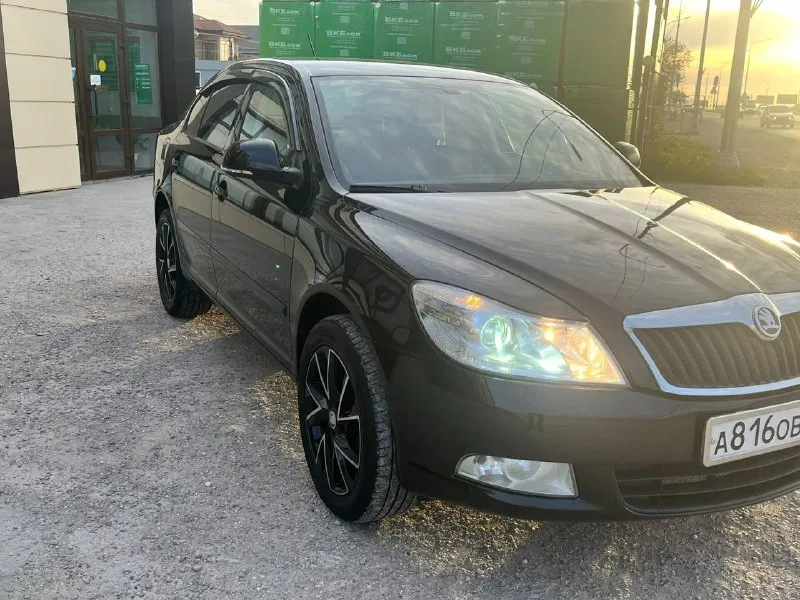 Skoda octavia год:2011 пробег: 250000 г. донецк +79790263716( звонки ) +79494378767( telegram, whatsapp ) цена: 795000₽ предлагаю вашему вниманию надежный и комфортабельный автомобиль skoda октавия 2011 года выпуска. в комплектацию автомобиля входит все, что необходимо для комфортной и безопасной езды: климат-контроль, подогрев сидений, парктроники, датчики света и дождя, круиз-контроль, система курсовой устойчивости (esp) и многое другое. салон автомобиля отделан качественными материалами, что создает атмосферу комфорта и уюта. автомобиль находится в отличном техническом состоянии и не требует дополнительных вложений. своевременное техническое обслуживание проводилось в соответствии с регламентом производителя. все заказ снаряды предоставим. кузов автомобиля в отличном состоянии. машина хозяйская, я хозяин по птс. разумный торг уместен при осмотре. 📞 звоните: +7(949)4378767 - фотография - 4