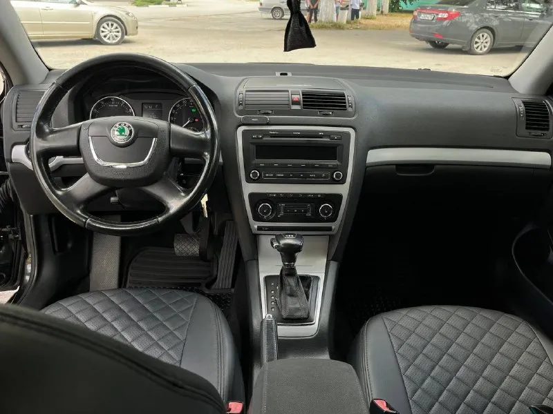 Skoda octavia год:2011 пробег: 250000 г. донецк +79790263716( звонки ) +79494378767( telegram, whatsapp ) цена: 795000₽ предлагаю вашему вниманию надежный и комфортабельный автомобиль skoda октавия 2011 года выпуска. в комплектацию автомобиля входит все, что необходимо для комфортной и безопасной езды: климат-контроль, подогрев сидений, парктроники, датчики света и дождя, круиз-контроль, система курсовой устойчивости (esp) и многое другое. салон автомобиля отделан качественными материалами, что создает атмосферу комфорта и уюта. автомобиль находится в отличном техническом состоянии и не требует дополнительных вложений. своевременное техническое обслуживание проводилось в соответствии с регламентом производителя. все заказ снаряды предоставим. кузов автомобиля в отличном состоянии. машина хозяйская, я хозяин по птс. разумный торг уместен при осмотре. 📞 звоните: +7(949)4378767 - фотография - 7