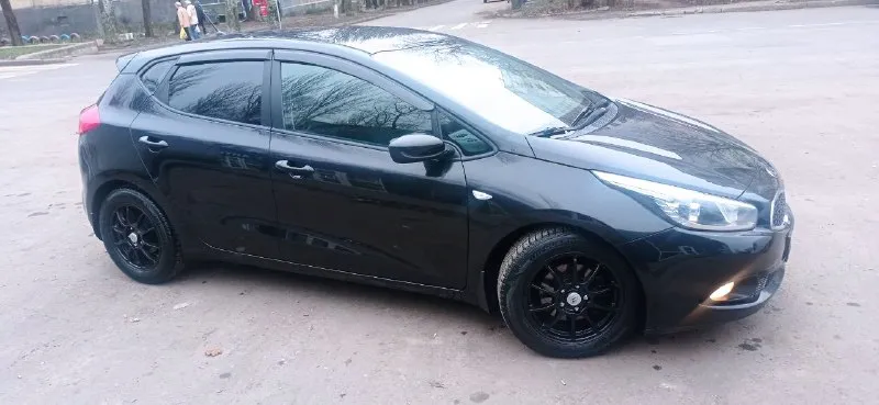 Kia сид 2014 года. Отличное состояние, обслужен. Пробег оригинальный 170 т. 1,4 атмосферный на 6 ст механике. Расход 6 литров. Резвый и надёжный автомобиль. Без дтп, стекла заводские. Собственник. Переоформление в мрео. 980₽. +79494850271
📲 Tg: алексей
📞 Звоните: +7(949)4850271 - фотография - 1