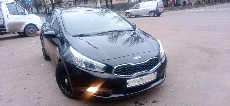 Kia сид 2014 года. Отличное состояние, обслужен. Пробег оригинальный 170 т. 1,4 атмосферный на 6 ст механике. Расход 6 литров. Резвый и надёжный автомобиль. Без дтп, стекла заводские. Собственник. Переоформление в мрео. 980₽. +79494850271
📲 Tg: алексей
📞 Звоните: +7(949)4850271 - фотография - 2