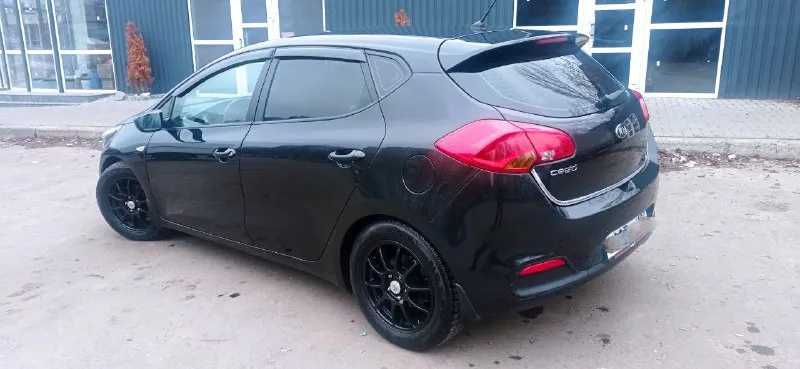 Kia сид 2014 года. Отличное состояние, обслужен. Пробег оригинальный 170 т. 1,4 атмосферный на 6 ст механике. Расход 6 литров. Резвый и надёжный автомобиль. Без дтп, стекла заводские. Собственник. Переоформление в мрео. 980₽. +79494850271
📲 Tg: алексей
📞 Звоните: +7(949)4850271 - фотография - 3