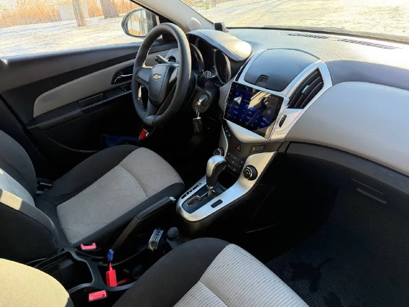 В продаже chevrolet cruze 2013 года идеальное состояние, не требует никаких вложений как по технике так и по кузову. 2 владельца. пробег 180.000 км самый надёжный 1.6 бензин, работает отлично! не троит и не дымит. коробка автомат, переключает идеально, не пинается. ходовая обслужена! возможен обмен и продажа в кредит! осмотр донецк цена 830.000 ₽, торг быстрому покупателю ☎️ +7 (949) 628-72-17 📞 звоните: +7(949)6287217 - фотография - 7