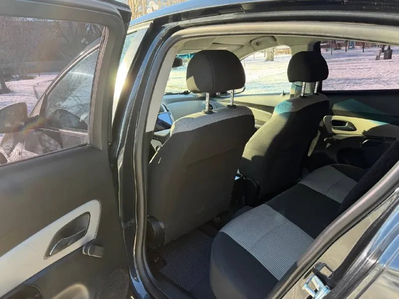 В продаже chevrolet cruze 2013 года идеальное состояние, не требует никаких вложений как по технике так и по кузову. 2 владельца. пробег 180.000 км самый надёжный 1.6 бензин, работает отлично! не троит и не дымит. коробка автомат, переключает идеально, не пинается. ходовая обслужена! возможен обмен и продажа в кредит! осмотр донецк цена 830.000 ₽, торг быстрому покупателю ☎️ +7 (949) 628-72-17 📞 звоните: +7(949)6287217 - фотография - 8