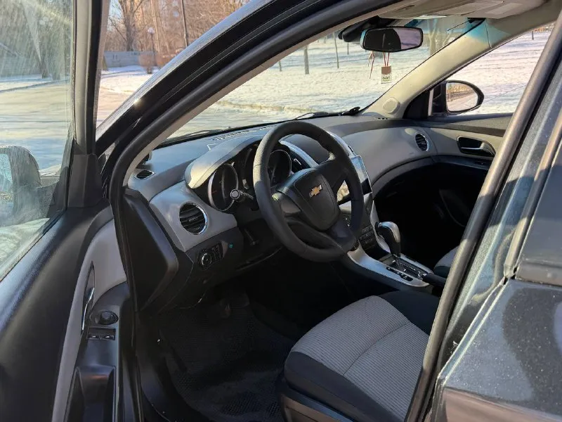 В продаже chevrolet cruze 2013 года идеальное состояние, не требует никаких вложений как по технике так и по кузову. 2 владельца. пробег 180.000 км самый надёжный 1.6 бензин, работает отлично! не троит и не дымит. коробка автомат, переключает идеально, не пинается. ходовая обслужена! возможен обмен и продажа в кредит! осмотр донецк цена 830.000 ₽, торг быстрому покупателю ☎️ +7 (949) 628-72-17 📞 звоните: +7(949)6287217 - фотография - 9