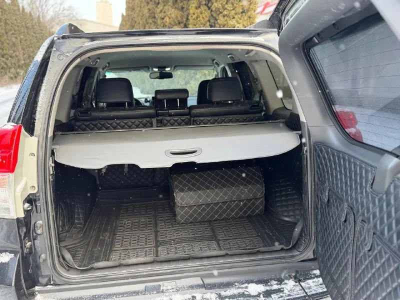 В продаже внедорожник toyota land cruiser prado 2010 года выпуска автомобиль на самом надёжном моторе 3.0 дизель. работает отлично, не троит и не дымит. весь обслужен! коробка обычный автомат, переключает идеально! без пинков и рывков. ходовая также вся обслужена. внешне переодет в рестайлинг. по кузову в отличном состоянии. по технике не требует абсолютно никаких вложений! по документам полный порядок. любой вид переоформления! осмотр донецк возможен обмен и продажа в кредит! цена 2.750.000 ₽, торг реальному покупателю! ☎️ +7 (949) 628-72-17 📞 звоните: +7(949)6287217 - фотография - 10