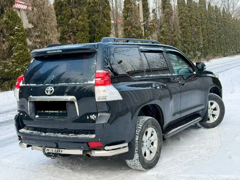 В продаже внедорожник toyota land cruiser prado 2010 года выпуска автомобиль на самом надёжном моторе 3.0 дизель. работает отлично, не троит и не дымит. весь обслужен! коробка обычный автомат, переключает идеально! без пинков и рывков. ходовая также вся обслужена. внешне переодет в рестайлинг. по кузову в отличном состоянии. по технике не требует абсолютно никаких вложений! по документам полный порядок. любой вид переоформления! осмотр донецк возможен обмен и продажа в кредит! цена 2.750.000 ₽, торг реальному покупателю! ☎️ +7 (949) 628-72-17 📞 звоните: +7(949)6287217 - фотография - 5