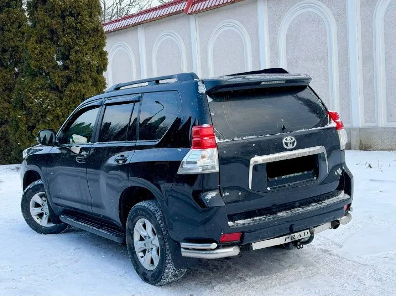 В продаже внедорожник toyota land cruiser prado 2010 года выпуска автомобиль на самом надёжном моторе 3.0 дизель. работает отлично, не троит и не дымит. весь обслужен! коробка обычный автомат, переключает идеально! без пинков и рывков. ходовая также вся обслужена. внешне переодет в рестайлинг. по кузову в отличном состоянии. по технике не требует абсолютно никаких вложений! по документам полный порядок. любой вид переоформления! осмотр донецк возможен обмен и продажа в кредит! цена 2.750.000 ₽, торг реальному покупателю! ☎️ +7 (949) 628-72-17 📞 звоните: +7(949)6287217 - фотография - 6