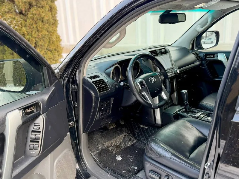 В продаже внедорожник toyota land cruiser prado 2010 года выпуска автомобиль на самом надёжном моторе 3.0 дизель. работает отлично, не троит и не дымит. весь обслужен! коробка обычный автомат, переключает идеально! без пинков и рывков. ходовая также вся обслужена. внешне переодет в рестайлинг. по кузову в отличном состоянии. по технике не требует абсолютно никаких вложений! по документам полный порядок. любой вид переоформления! осмотр донецк возможен обмен и продажа в кредит! цена 2.750.000 ₽, торг реальному покупателю! ☎️ +7 (949) 628-72-17 📞 звоните: +7(949)6287217 - фотография - 7