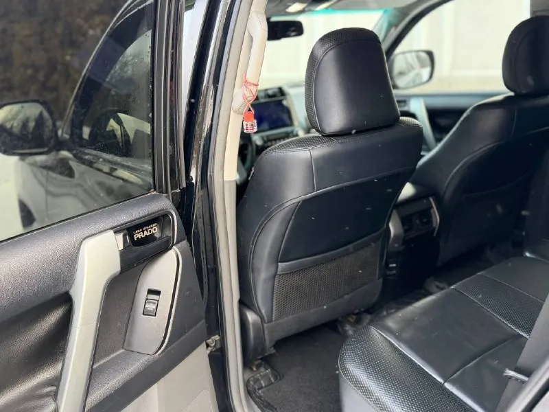 В продаже внедорожник toyota land cruiser prado 2010 года выпуска автомобиль на самом надёжном моторе 3.0 дизель. работает отлично, не троит и не дымит. весь обслужен! коробка обычный автомат, переключает идеально! без пинков и рывков. ходовая также вся обслужена. внешне переодет в рестайлинг. по кузову в отличном состоянии. по технике не требует абсолютно никаких вложений! по документам полный порядок. любой вид переоформления! осмотр донецк возможен обмен и продажа в кредит! цена 2.750.000 ₽, торг реальному покупателю! ☎️ +7 (949) 628-72-17 📞 звоните: +7(949)6287217 - фотография - 9