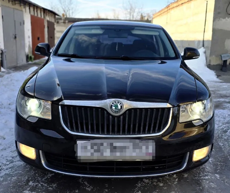 Продаю автомобиль skoda superb 2012 года в отличном состоянии для своих лет. первая регистрация с 2013 года. без дтп. два владельца. пробег 172000 мотор 1,8 tsi коробка автомат не пинает. с хорошей комплектацией elegance. автомобиль полностью обслужен. то проходила во время по регламенту. по кузову как на фото гнили ржавчины нет. продажа с полным переоформлением. юридически чист. осмотр г. донецк по договорённости. цена 1.120000 из-за срочности. звонить по номеру телефона +79490881846 или пишите в телеграмм +79496167298. звонить только реальным покупателям. - фотография - 2