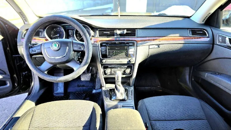 Продаю автомобиль skoda superb 2012 года в отличном состоянии для своих лет. первая регистрация с 2013 года. без дтп. два владельца. пробег 172000 мотор 1,8 tsi коробка автомат не пинает. с хорошей комплектацией elegance. автомобиль полностью обслужен. то проходила во время по регламенту. по кузову как на фото гнили ржавчины нет. продажа с полным переоформлением. юридически чист. осмотр г. донецк по договорённости. цена 1.120000 из-за срочности. звонить по номеру телефона +79490881846 или пишите в телеграмм +79496167298. звонить только реальным покупателям. - фотография - 7