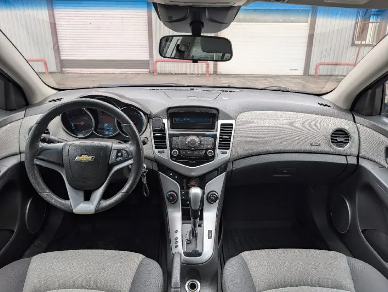 Г. донецк продаётся chevrolet cruze 2011 года — надёжный и комфортный седан для города и трассы. отличный вариант для повседневной эксплуатации, работы и семейных поездок. автомобиль в хорошем техническом состоянии. 🔧 преимущества автомобиля: ✅ бензиновый двигатель 1.8 (141 л. с. ) ✅ автоматическая коробка передач ✅ передний привод ✅ кондиционер ✅ усилитель рулевого управления ✅ подогрев передних сидений ✅ электростеклоподъёмники все четыре✅ электропривод зеркал ✅ аудиосистема ✅ abs ✅ подушки безопасности водителя и пассажира ✅ иммобилайзер ✅ центральный замок✅ мультируль✅ цена 750 т. р +79494193275 📞 звоните: +7(949)4193275 - фотография - 2